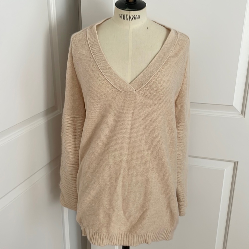 Comfy stylish oversized sweater. Size M